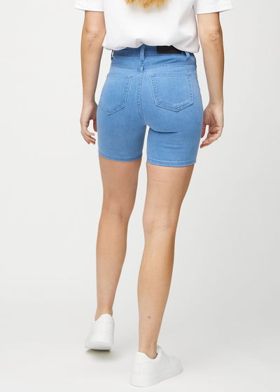 Blå skinny short shorts set bagfra, så man kan se hele produktet.