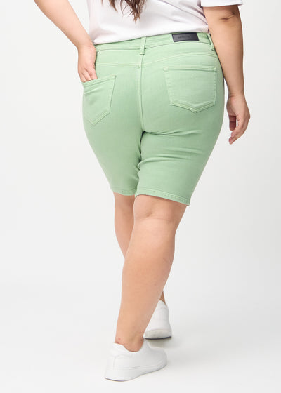 Lysegrønne skinny middle shorts set bagfra på en plus-size model, så man kan se hele produktet.