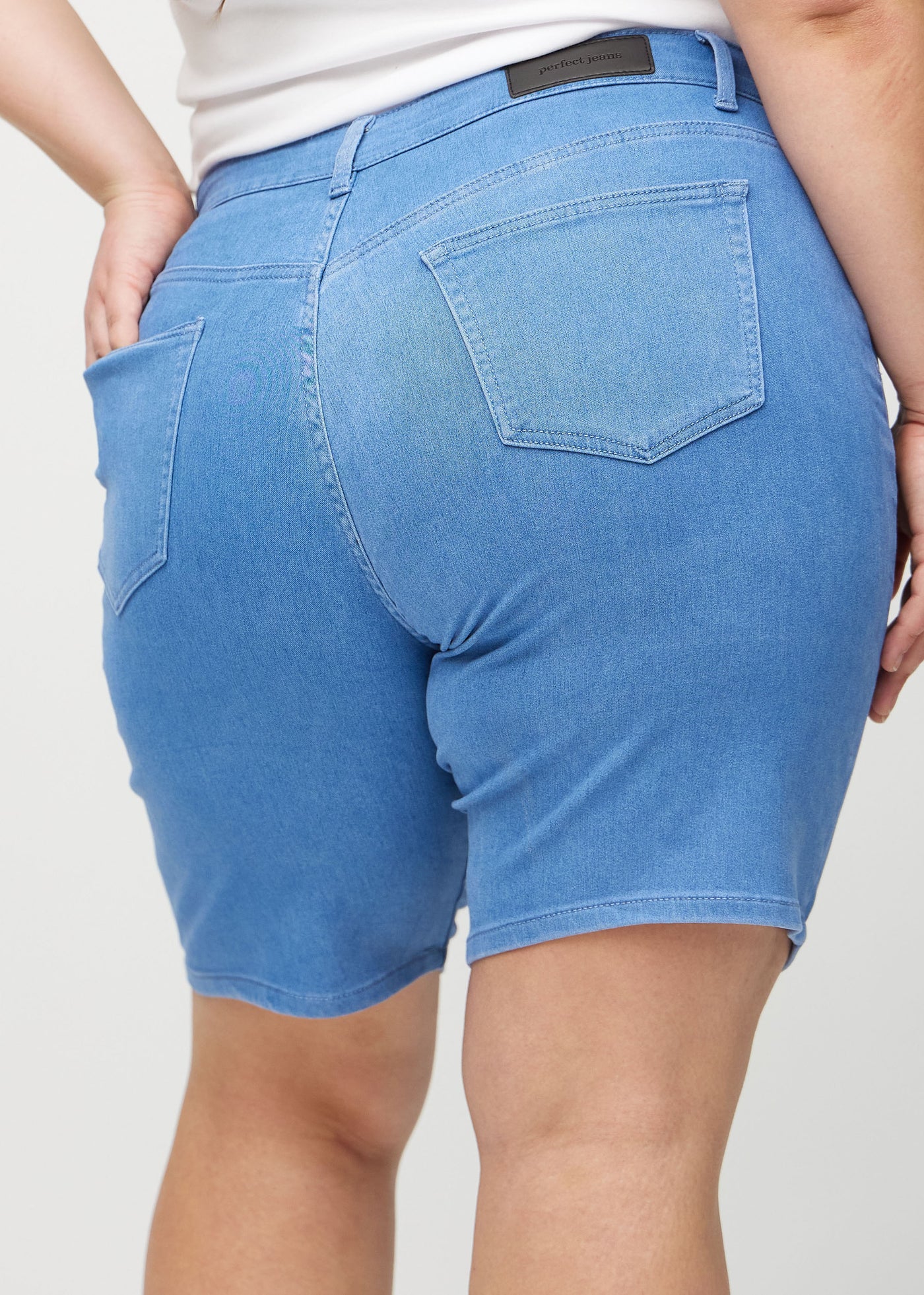 Blå regular middle shorts set bagfra tæt på en plus-size model for at vise detaljer.