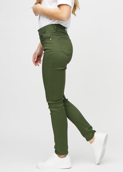 Mørkegrønne slim jeans set fra siden på model.