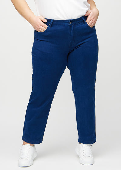 Mørkeblå regular jeans, modelnavn Royals, som går lige ned langs benet på en plus-size model, set forfra.