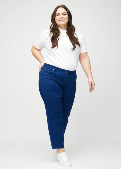 Fuldt billede af en plus-size model i mørkeblå regular jeans.