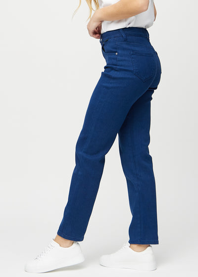 Mørkeblå regular jeans set fra siden på model.
