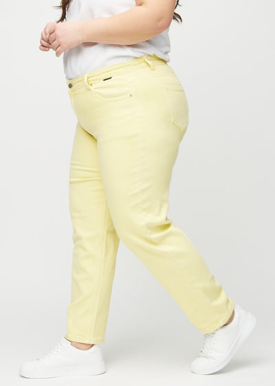 Lysegule regular jeans set fra siden på en plus-size model.