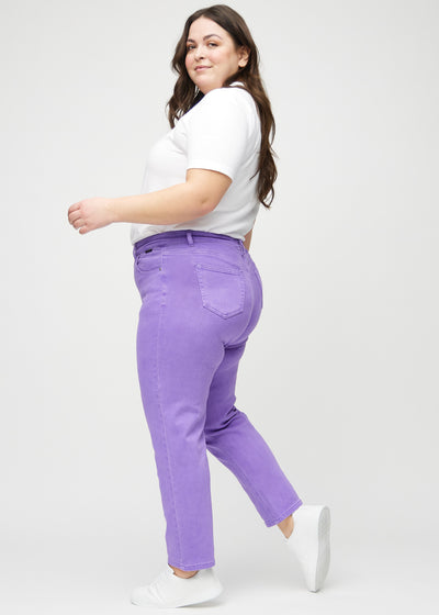 Lilla regular jeans set fra siden på en plus-size model.