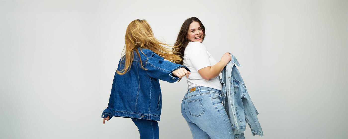 To kvinder i mørke- og lyseblå denimjakke og denim jeans fra Perfect Jeans