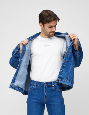 Herre i mørkeblå denimjakke og denim jeans fra Perfect Jeans