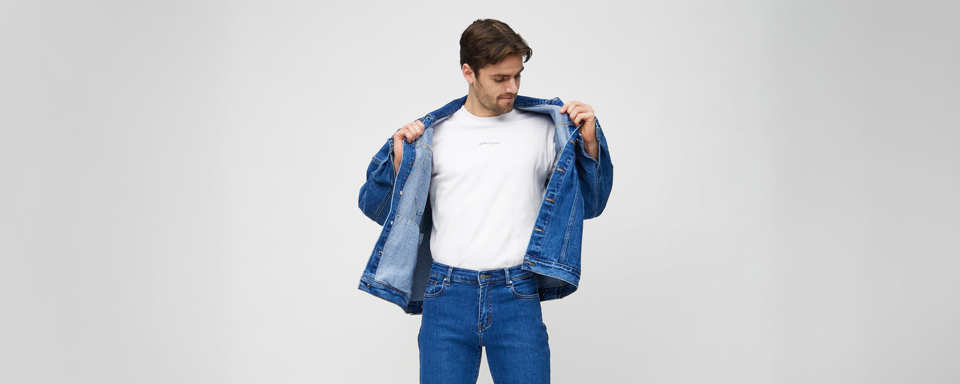 Herre i mørkeblå denimjakke og denim jeans fra Perfect Jeans