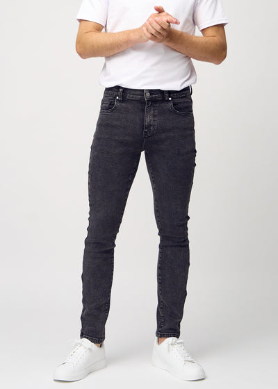 Mørkegrå denim slim jeans, modelnavn Shadows, som sidder tæt til benet, set forfra.