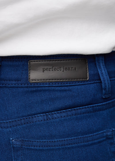 Baglommen på et par mørkeblå jeans, hvor man kan se logoet.
